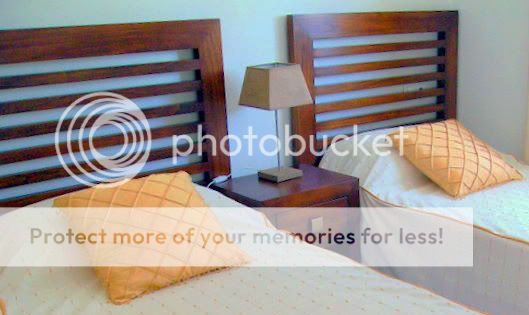 TWIN ROOM